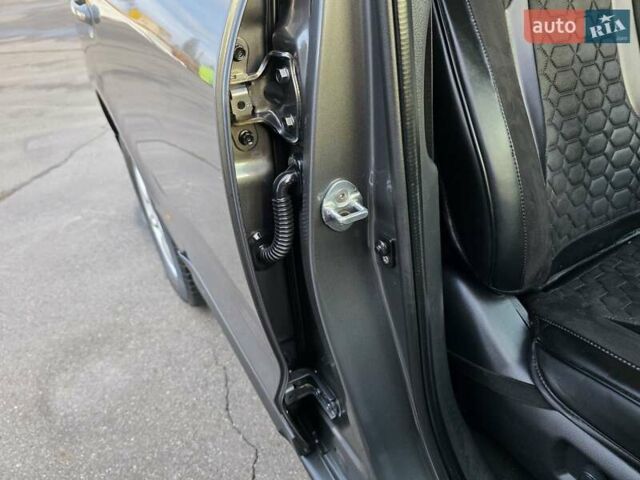 Серый Хендай Санта Фе, объемом двигателя 2.2 л и пробегом 319 тыс. км за 9777 $, фото 28 на Automoto.ua