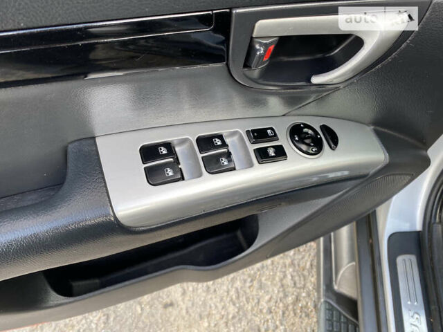 Серый Хендай Санта Фе, объемом двигателя 2.7 л и пробегом 212 тыс. км за 9200 $, фото 9 на Automoto.ua