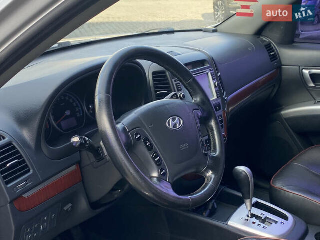 Серый Хендай Санта Фе, объемом двигателя 2.7 л и пробегом 329 тыс. км за 7999 $, фото 9 на Automoto.ua