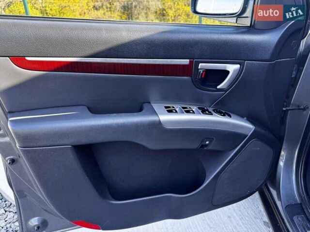 Сірий Хендай Санта Фе, об'ємом двигуна 2.7 л та пробігом 267 тис. км за 8900 $, фото 11 на Automoto.ua