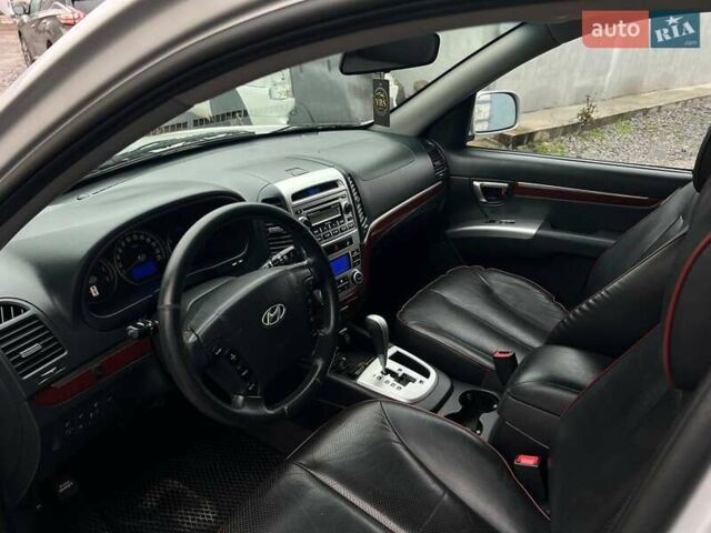 Серый Хендай Санта Фе, объемом двигателя 2.19 л и пробегом 280 тыс. км за 9500 $, фото 12 на Automoto.ua