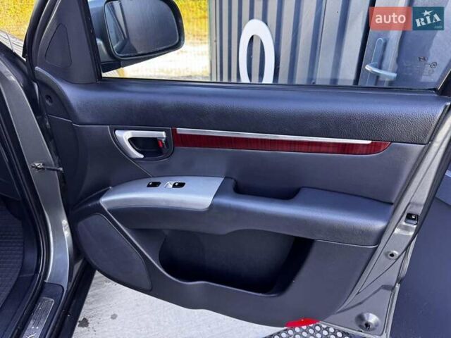 Сірий Хендай Санта Фе, об'ємом двигуна 2.7 л та пробігом 267 тис. км за 8900 $, фото 12 на Automoto.ua