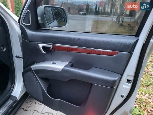 Серый Хендай Санта Фе, объемом двигателя 2.19 л и пробегом 252 тыс. км за 10300 $, фото 125 на Automoto.ua