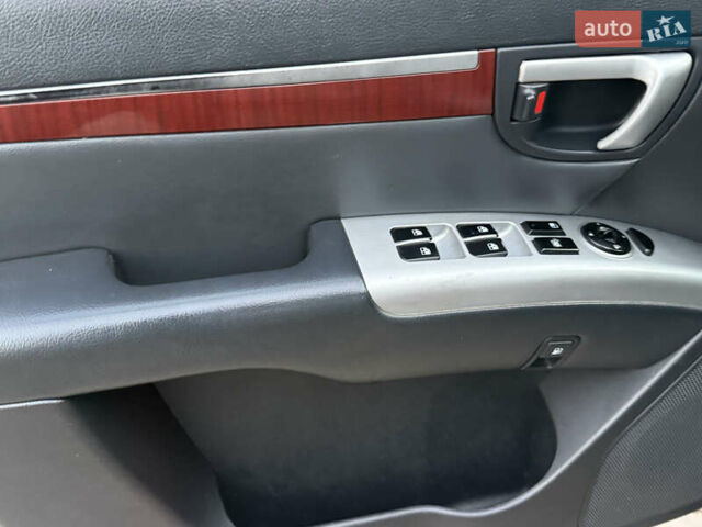 Серый Хендай Санта Фе, объемом двигателя 2.66 л и пробегом 170 тыс. км за 10300 $, фото 8 на Automoto.ua