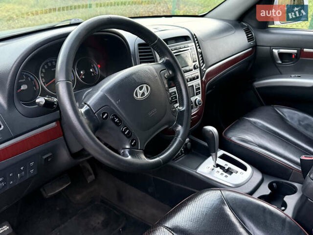 Серый Хендай Санта Фе, объемом двигателя 2.66 л и пробегом 170 тыс. км за 10300 $, фото 7 на Automoto.ua