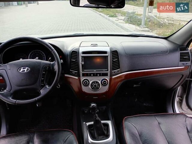 Серый Хендай Санта Фе, объемом двигателя 2.2 л и пробегом 240 тыс. км за 10200 $, фото 21 на Automoto.ua
