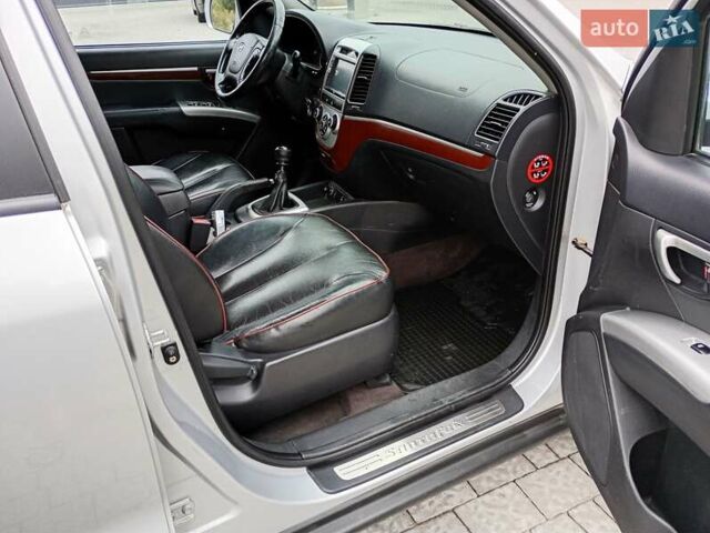 Серый Хендай Санта Фе, объемом двигателя 2.2 л и пробегом 240 тыс. км за 10200 $, фото 4 на Automoto.ua