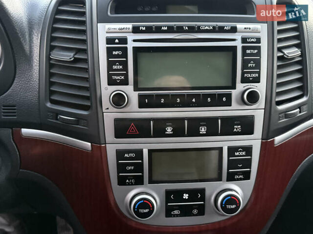 Серый Хендай Санта Фе, объемом двигателя 2.66 л и пробегом 170 тыс. км за 10300 $, фото 10 на Automoto.ua