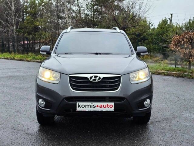 Серый Хендай Санта Фе, объемом двигателя 2.2 л и пробегом 229 тыс. км за 11999 $, фото 1 на Automoto.ua