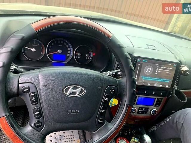 Серый Хендай Санта Фе, объемом двигателя 2.2 л и пробегом 230 тыс. км за 9799 $, фото 3 на Automoto.ua