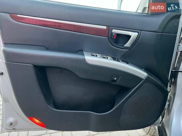 Серый Хендай Санта Фе, объемом двигателя 2.2 л и пробегом 279 тыс. км за 10890 $, фото 13 на Automoto.ua