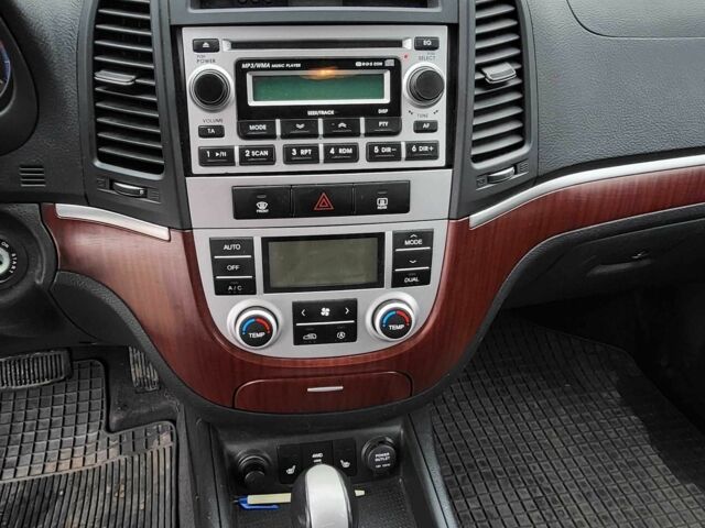 Серый Хендай Санта Фе, объемом двигателя 2.2 л и пробегом 214 тыс. км за 6036 $, фото 8 на Automoto.ua