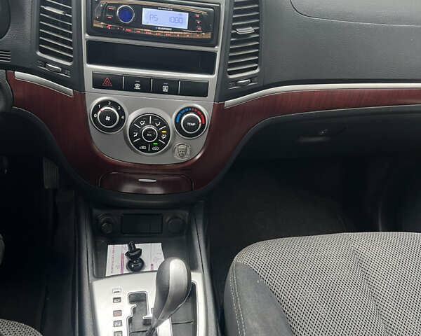 Серый Хендай Санта Фе, объемом двигателя 2.2 л и пробегом 272 тыс. км за 8900 $, фото 8 на Automoto.ua