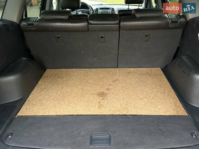 Серый Хендай Санта Фе, объемом двигателя 2.66 л и пробегом 170 тыс. км за 10300 $, фото 4 на Automoto.ua