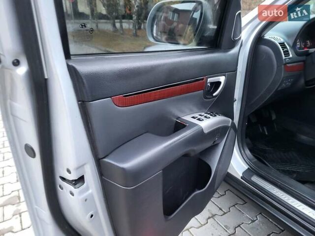 Серый Хендай Санта Фе, объемом двигателя 2.19 л и пробегом 252 тыс. км за 10300 $, фото 103 на Automoto.ua