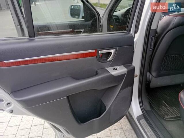 Серый Хендай Санта Фе, объемом двигателя 2.2 л и пробегом 240 тыс. км за 10200 $, фото 17 на Automoto.ua