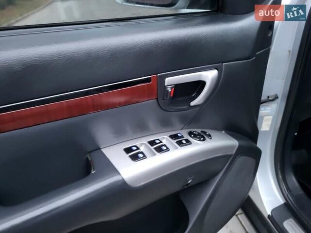 Серый Хендай Санта Фе, объемом двигателя 2.19 л и пробегом 252 тыс. км за 10300 $, фото 93 на Automoto.ua