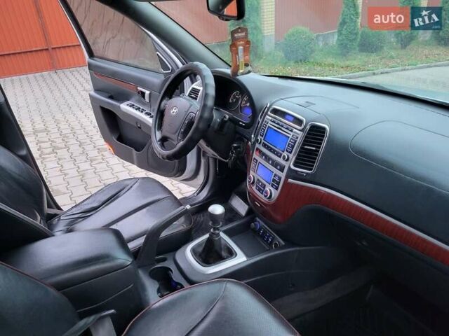 Серый Хендай Санта Фе, объемом двигателя 2.19 л и пробегом 252 тыс. км за 10300 $, фото 131 на Automoto.ua