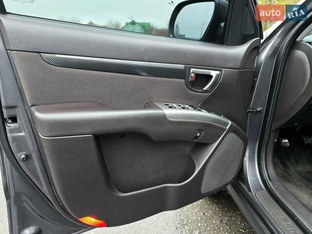 Серый Хендай Санта Фе, объемом двигателя 2.2 л и пробегом 229 тыс. км за 11999 $, фото 16 на Automoto.ua