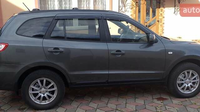 Серый Хендай Санта Фе, объемом двигателя 2.2 л и пробегом 185 тыс. км за 10700 $, фото 4 на Automoto.ua