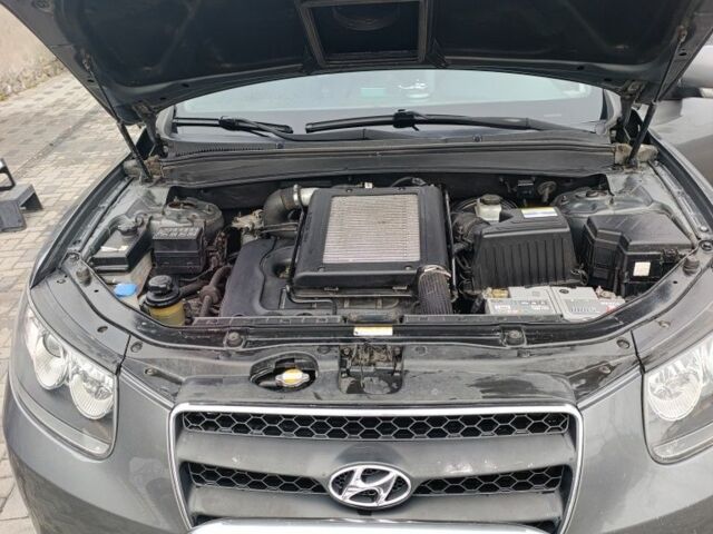 Серый Хендай Санта Фе, объемом двигателя 2.2 л и пробегом 239 тыс. км за 11000 $, фото 4 на Automoto.ua