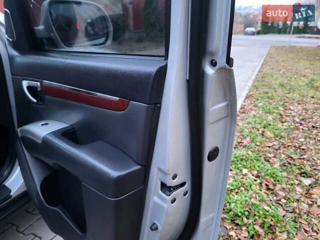 Серый Хендай Санта Фе, объемом двигателя 2.19 л и пробегом 252 тыс. км за 10300 $, фото 124 на Automoto.ua