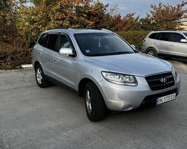Серый Хендай Санта Фе, объемом двигателя 2.2 л и пробегом 300 тыс. км за 11000 $, фото 2 на Automoto.ua
