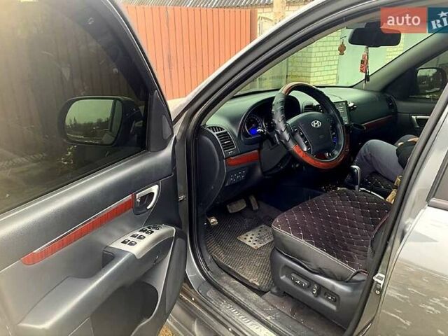 Серый Хендай Санта Фе, объемом двигателя 2.2 л и пробегом 230 тыс. км за 9799 $, фото 4 на Automoto.ua