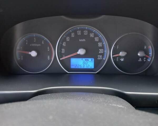 Серый Хендай Санта Фе, объемом двигателя 2.19 л и пробегом 227 тыс. км за 10600 $, фото 8 на Automoto.ua