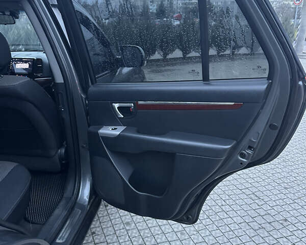 Серый Хендай Санта Фе, объемом двигателя 2.2 л и пробегом 160 тыс. км за 8600 $, фото 21 на Automoto.ua