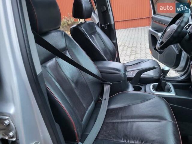 Серый Хендай Санта Фе, объемом двигателя 2.19 л и пробегом 252 тыс. км за 10300 $, фото 130 на Automoto.ua