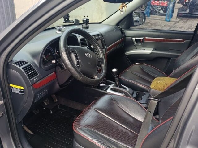 Серый Хендай Санта Фе, объемом двигателя 2.2 л и пробегом 239 тыс. км за 11000 $, фото 5 на Automoto.ua