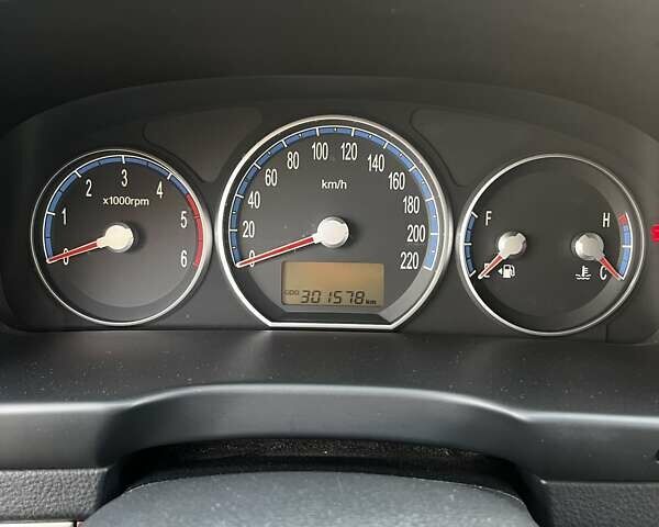 Серый Хендай Санта Фе, объемом двигателя 2.2 л и пробегом 300 тыс. км за 11000 $, фото 9 на Automoto.ua