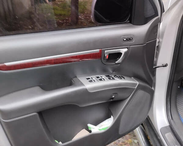 Серый Хендай Санта Фе, объемом двигателя 2 л и пробегом 271 тыс. км за 10950 $, фото 7 на Automoto.ua