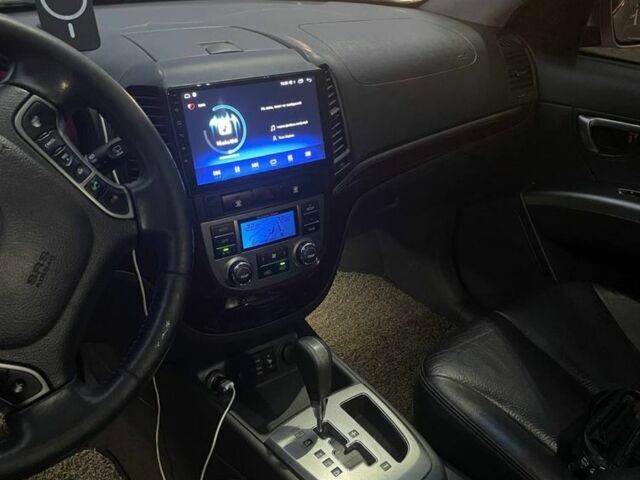 Серый Хендай Санта Фе, объемом двигателя 2 л и пробегом 270 тыс. км за 12000 $, фото 8 на Automoto.ua