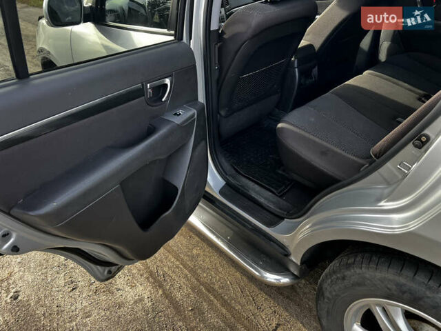 Серый Хендай Санта Фе, объемом двигателя 2.2 л и пробегом 235 тыс. км за 12900 $, фото 17 на Automoto.ua