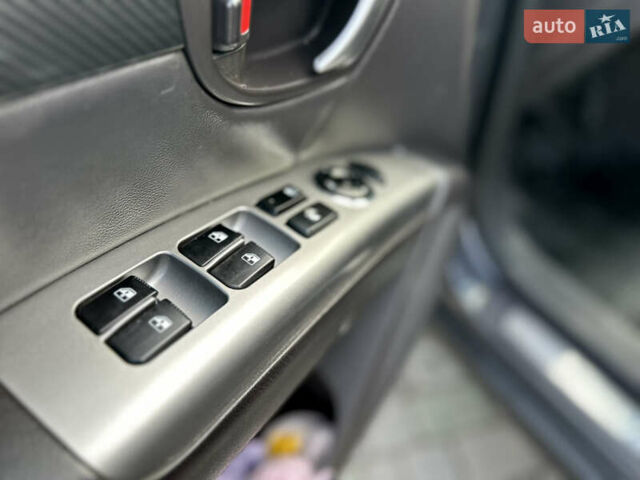 Сірий Хендай Санта Фе, об'ємом двигуна 2.2 л та пробігом 296 тис. км за 10800 $, фото 25 на Automoto.ua