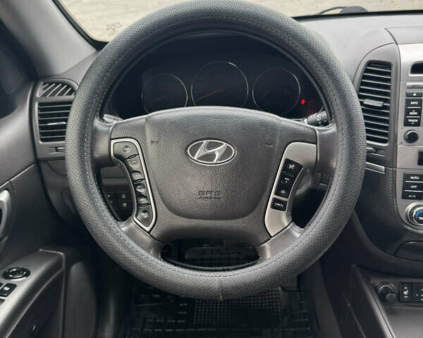 Серый Хендай Санта Фе, объемом двигателя 2.2 л и пробегом 266 тыс. км за 11700 $, фото 9 на Automoto.ua