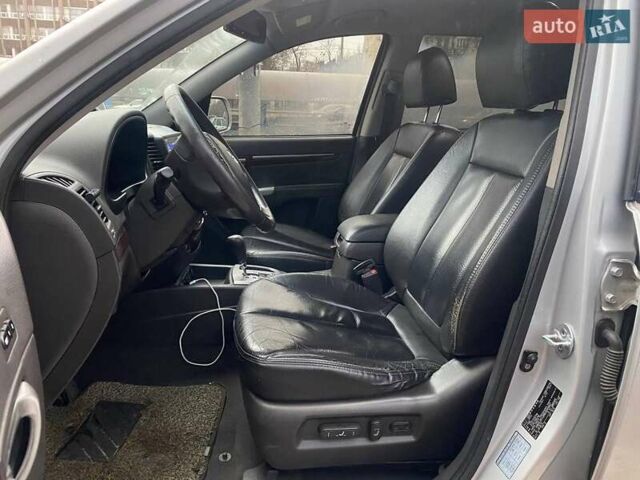 Серый Хендай Санта Фе, объемом двигателя 2 л и пробегом 270 тыс. км за 11900 $, фото 8 на Automoto.ua