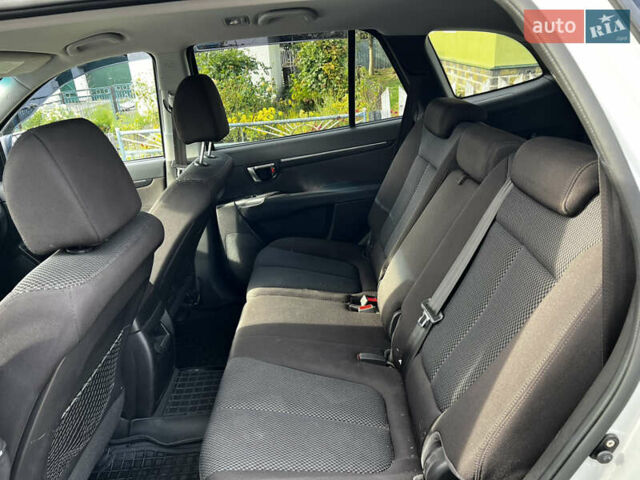 Серый Хендай Санта Фе, объемом двигателя 2.2 л и пробегом 235 тыс. км за 12900 $, фото 18 на Automoto.ua