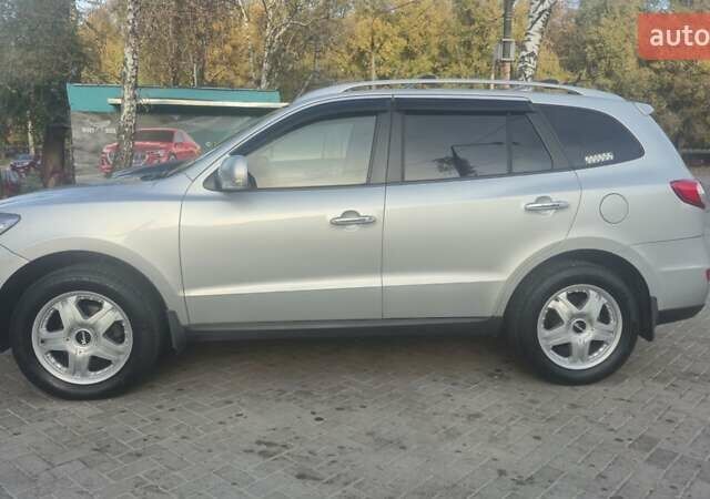 Серый Хендай Санта Фе, объемом двигателя 2 л и пробегом 250 тыс. км за 10800 $, фото 4 на Automoto.ua