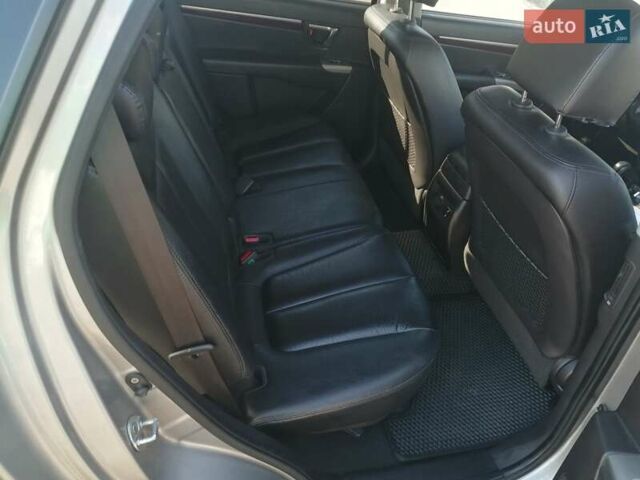 Серый Хендай Санта Фе, объемом двигателя 2 л и пробегом 370 тыс. км за 12200 $, фото 12 на Automoto.ua