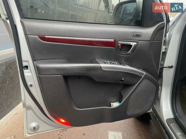 Серый Хендай Санта Фе, объемом двигателя 2 л и пробегом 270 тыс. км за 11900 $, фото 14 на Automoto.ua