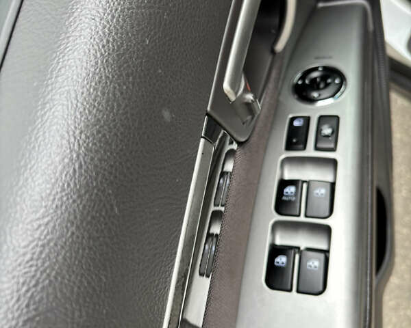 Серый Хендай Санта Фе, объемом двигателя 2.2 л и пробегом 262 тыс. км за 12500 $, фото 17 на Automoto.ua