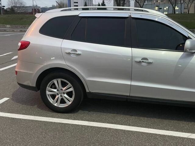 Серый Хендай Санта Фе, объемом двигателя 2 л и пробегом 270 тыс. км за 12000 $, фото 3 на Automoto.ua