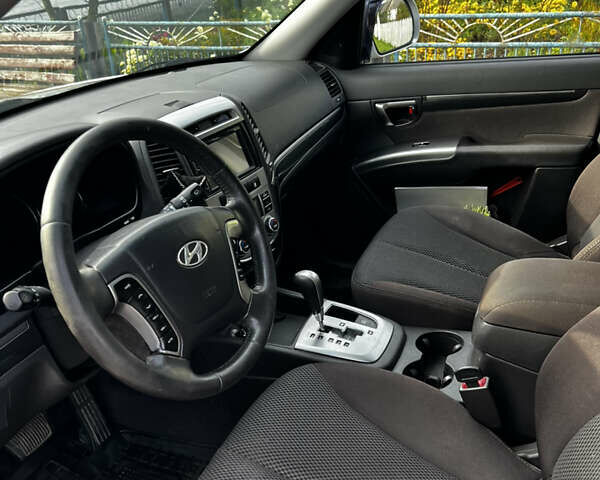 Серый Хендай Санта Фе, объемом двигателя 2.2 л и пробегом 235 тыс. км за 12900 $, фото 22 на Automoto.ua