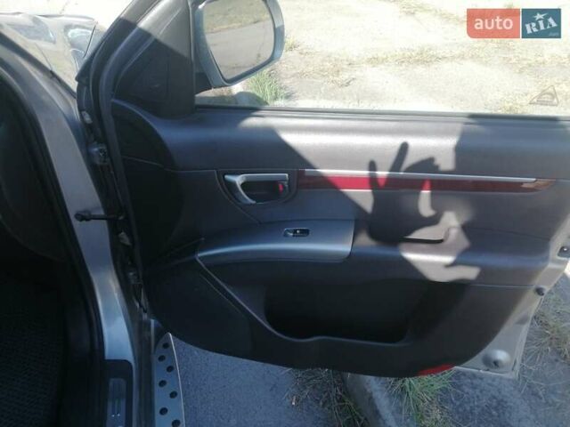 Серый Хендай Санта Фе, объемом двигателя 2 л и пробегом 370 тыс. км за 12200 $, фото 8 на Automoto.ua