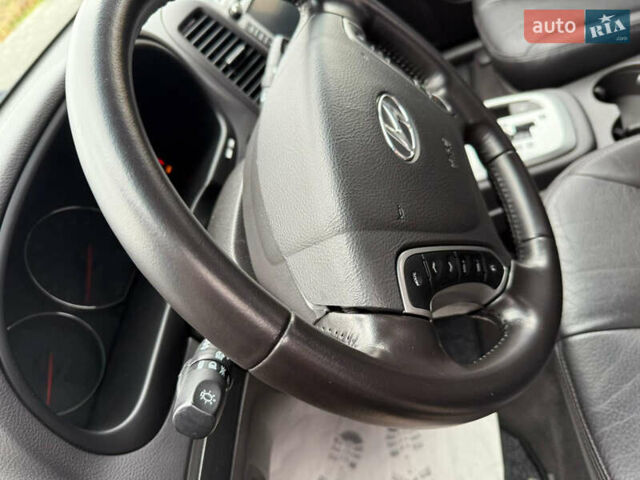 Серый Хендай Санта Фе, объемом двигателя 2.2 л и пробегом 193 тыс. км за 14900 $, фото 18 на Automoto.ua