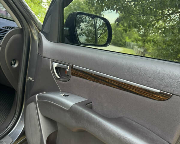 Серый Хендай Санта Фе, объемом двигателя 2.4 л и пробегом 226 тыс. км за 11700 $, фото 4 на Automoto.ua