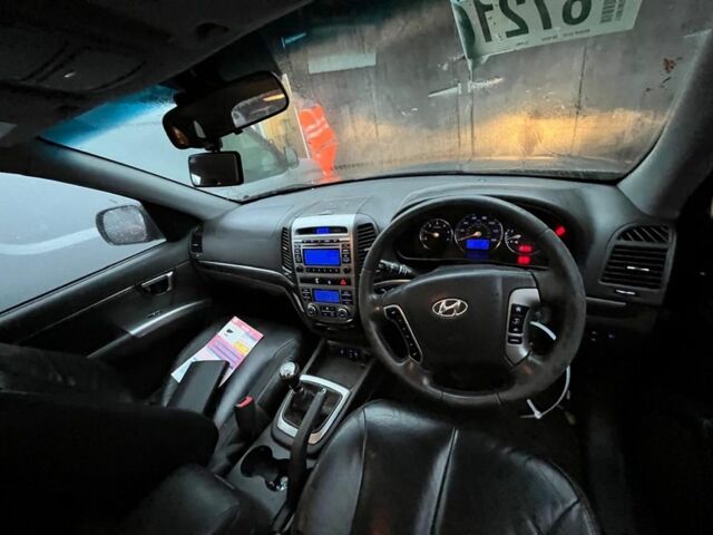 Серый Хендай Санта Фе, объемом двигателя 2.2 л и пробегом 120 тыс. км за 3500 $, фото 6 на Automoto.ua